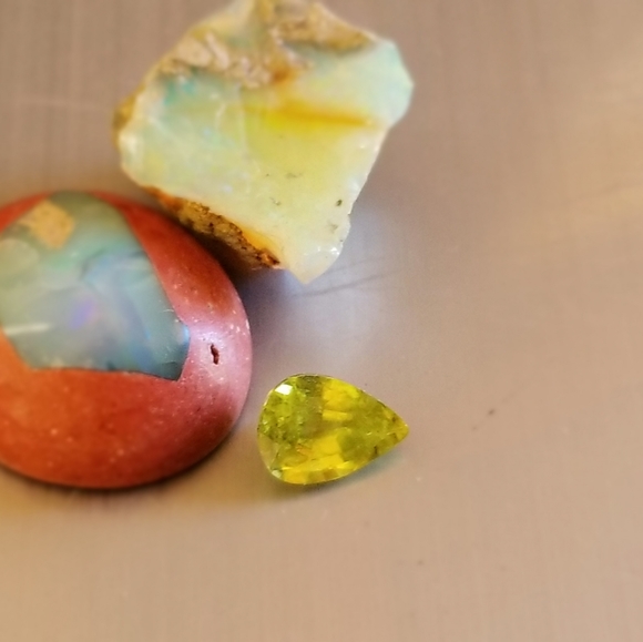 Natural Sphene green tear pear gem - Picture 6 of 17